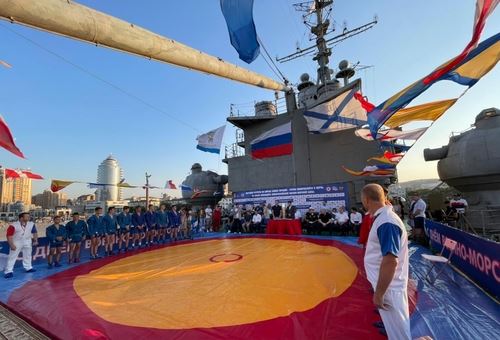 
<p>                                Матчевая встреча по самбо на борту крейсера Михаил Кутузов прошла в Новороссийске</p>
<p>                        