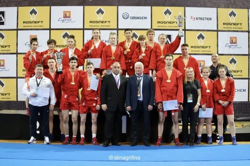 
<p>                                Российские самбисты завоевали 16 медалей в первый день чемпионата и первенства Европы на Кипре</p>
<p>                        
